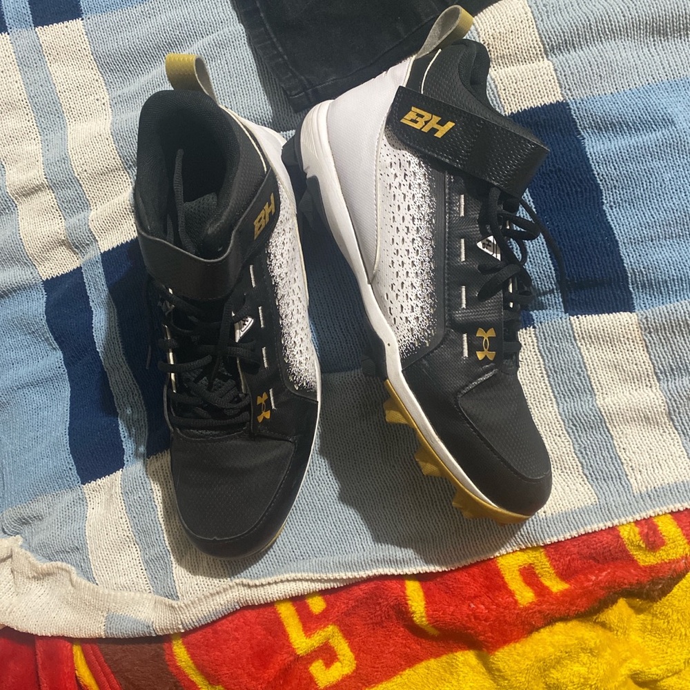 Men's Black and White and gold baseball shoes